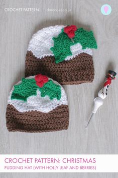 Two crochet Christmas pudding hats with holly sprigs and berries on top lay flat on a grey wood surface with a snowman crochet hook next to them. Text below reads "crochet pattern: Christmas pudding hat (with holly leaf and berries)." Beanie Hat Crochet Pattern, Crochet Christmas Hats, Merry Berry, Hat Patterns Free, Crochet Geek, Beginners Crochet, Crochet Terms, Bonnet Crochet