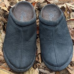 Nwot Roots Black Leather Slip On Clog Style Shoe 7m #Rb Black Leather Sole Slip-on Clogs, Black Slip-on Clogs With Leather Sole, Casual Black Mules With Leather Footbed, Rugged Mules With Rubber Sole And Round Toe, Black Leather Clogs With Stitched Sole, Black Mules With Removable Insole And Round Toe, Closed Toe Mules With Leather Sole For Outdoor, Leather Slip-on Mules For Outdoor, Leather Slip-on Clogs For Outdoor