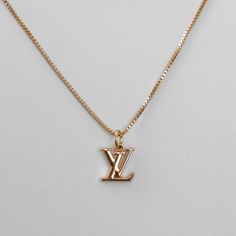 Cute Jewelry Gold, Dainty Logo, Lv Necklace, Prada Necklace, Designer Jewelery, Luxe Logo, Necklaces Dainty, Necklace Product