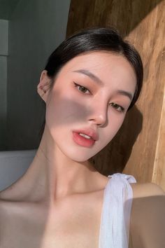 a selfie of a young, beautiful woman with a clean girl makeup look Makeup Ala Korea, Makeup Asia, Membentuk Alis, Bentuk Alis, Asian Makeup Looks, Morning Makeup, Light Makeup Looks, Soft Makeup Looks, Cute Makeup Looks