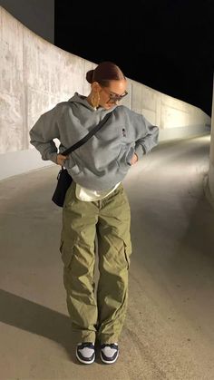 🫶🏼 Green Cargo Pants Outfit, Celana Kargo, Cargo Outfit, Winter Pants Outfit, Streetwear Inspo, Cargo Pants Outfit, Baggy Clothes, Green Cargo Pants