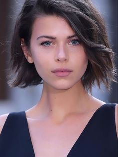 Faces Women, Hottest Hairstyles, Kort Bob, Classic Bob, Wavy Bob Hairstyles, Medium Short Hair, Hot Hair Styles, Hair Color And Cut