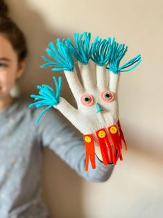 Turn Gloves into Monsters • DIY Stuffed Animals for Kids Glove Puppets Diy, Glove Monsters Diy, Diy Monster Hands, Diy Puppets For Kids, Hand Puppets Diy, Diy Hand Puppets, Glove Monsters, Simple Puppets, Monster Stuffies Diy