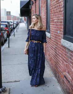 Try a maxi dress this summer like this for a more Boho look. Throw in a belt for a more fitted look! Classy Cubicle, Mary Orton, Weekend Wardrobe, Nyc Fashion, Looks Chic, Navy Blue Dresses