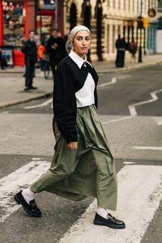 London Fashion 2023, London Fashion Week 2023, Hijab Street Style, London Street Fashion, Fashion Week Spring Summer 2023, Autumn Moodboard, Street Style London, Modest Outfit Ideas, Street Hijab Fashion