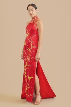 Say hello to your inner warrior princess while wearing this one-of-a-kind, hand embroidered Chinese wedding cheongsam dress. Admire the intricate, yet dramatic high mandarin collar paired with a modern halter top. Zoom in to see the elegant hand-embroidered cranes delicately sewn throughout the body and train of the qipao. If Mulan had a powerful outfit for her Chinese wedding, this would be it. Pair this with our Ruby hairpin to fully unleash all the power and beauty within you. Check out addit Modern Tea Ceremony, Qipao Wedding Dress, Chinese Dress Modern, Cheongsam Wedding Dress, Wedding Tea Ceremony, Vietnamese Wedding Dress, Tea Ceremony Dress, Chinese Wedding Dress Traditional, Cheongsam Wedding