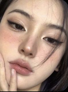 Makeup Ideas Korean Ulzzang, Different Eye Lid Shapes, Round Asian Eyes Makeup, Make Up Looks Asian Makeup Ideas, Edgy Asian Makeup, Cat Eye Asian Eyes, Makeup Reference Natural, Simple Makeup Looks Natural Asian, Prom Makeup Asian Eyes