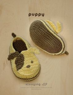 two crocheted baby slippers are shown on a wooden surface with the word yapa written below them