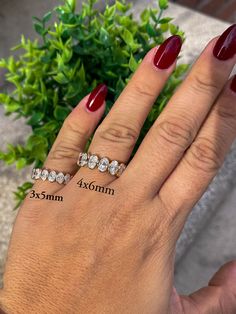 a woman's hand with two different sized rings on it and the size of her fingers