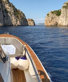 the bow of a boat traveling through an island