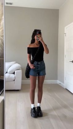 Summer Fashion Elegant, Graduation Party Outfit Casual, Nyc Summer Street Style 2024, European Summer Outfits Shorts, Vintage Summer Aesthetic Outfits, Basic Edgy Outfits, Lana Coded Outfits, Uni Fits Summer, Museum Outfit Ideas Casual