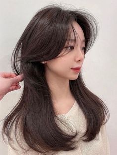 A Guide To Hush Cut Hairstyle Trend - Perfect For Effortless Styling! Hush Cut, Bangs With Medium Hair, How To Style Bangs, Long Hair With Bangs, Long Wavy Hair, Asian Hair, Haircuts With Bangs, Medium Hair Cuts