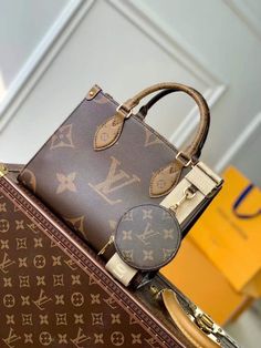 Ss Monogram, Louis Vuitton Onthego, Louis Vuitton Logo, Street Style Bags, 2023 Ss, Lv Bags, Style Formal, Canvas Gift, Formal Style