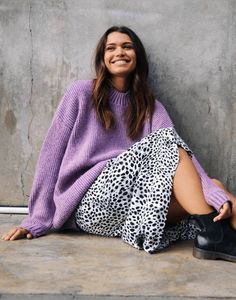 Purple Jumpers, Mode Boho, Purple Outfits, Purple Sweater, Print Skirt, Winter Months, Inspiration Mode