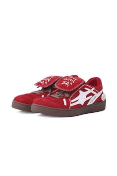 New Shoe Releases, New Shoes 2024, Cute Affordable Shoes, Mens Shoes 2024 Trends, Cool Shoes Women, Things To Get For Christmas, Red And White Shoes, Red Sneakers Outfit, Cute Trendy Shoes