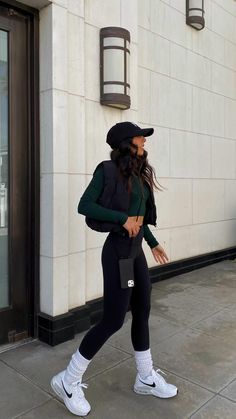 College Sweatpants Outfit, 29 Year Old Woman Fashion, Sportwear Outfit Woman, Outfits Leggins, Womens Fitness Inspiration, Modele Fitness, Look Legging, Pastel Outfit, Gym Fits