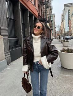 8 Cozy Leather Jacket Outfits Perfect For Fall & Winter Check more at https://beautyfashionideas.com/uncategorized/8-cozy-leather-jacket-outfits-perfect-for-fall-winter/ Emma Leger Style, Christmas In The City Outfit, Emma Leger Outfits, Nyc Winter Outfits Street Style 2024, Winter City Outfits Cold Weather, Brown Leather Jacket Outfit Winter, Winter Nyc Outfits Cold Weather, Nyc Christmas Outfit, Emma Leger