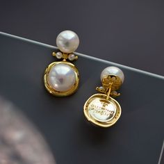 Pearl earrings reminiscent of the noble ladies of the 1970s. Items that combine pearls of different sizes look like transparent tears. The golden decoration surrounding the pearl shines lustrously. Earrings with a strong presence add color to a beautiful lady. 
 
 
 ＜Type＞ 
 
 Earrings 
 
 
 ＜Size＞ 
 
 Length: 3.2cm 
 Width: 1.5cm 
 
 
 ＜Material＞ 
 
 Silver529 
 Alloy 
 Natural pearl 
 
 
 ＜Others＞ 
 
 If you have a metal allergy or the plating does not suit your skin, please refrain from order Elegant Pearl Button Earrings For Formal Occasions, Formal Pearl White Clip-on Earrings, Pearl Embellished Bridal Earrings For Anniversary, Elegant Gold Plated Teardrop Clip-on Earrings, Elegant Pearl White Pearl Clip-on Earrings, Formal Gold Pearl Drop Earrings, Elegant Gold-plated Teardrop Clip-on Earrings, Pearl Clip-on Earrings For Anniversary, Gold Elegant Pearl Drop Earrings