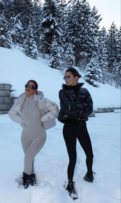 Warm Hiking Outfit, Mode Au Ski, Snow Outfits For Women, Ski Fits, Snow Fits, Ski Trip Outfit, Winter Outfits Snow, Estilo Kylie Jenner, Colorado Outfits