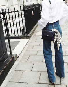 70's Chic Looks Jeans, Estilo Chic, Striped Scarves, How To Wear Scarves, Inspired Outfits, 가을 패션, Mode Inspiration, Lanvin