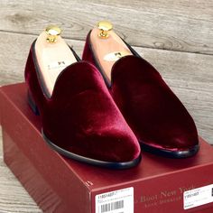 * Brand New In To Boot New York Box * To Boot New York - New In Box Bolton - 8278 - Tuxedo Formal Loafer Size 8 M Color Bordeaux Velvet Orig $350 + $30 Trees + Bags = $380 This Listing Includes: To Boot Italian Shoes (Brand New) Cedar Shoe Trees (Brass Knobs * New *) Cotton Flannel Shoe Bags (* New *) Shoehorn (Made In Usa * New *) Two Sided Suede Brush ( * New *) Shoebox (To Boot * New *) Since These Are Brand New, We Have Not Done Any Prep, But If You Prefer Request Any Or All Of Our Careful S Fall Gala Dress Shoes With Round Toe, Almond Toe Dress Shoes With Red Sole For Galas, Luxury Dress Shoes With Red Sole And Round Toe, Formal Loafers With Red Sole For Fall, Fitted Dress Shoes With Red Sole And Round Toe, Fall Loafers With Red Sole And Closed Toe, Closed Toe Loafers With Red Sole For Fall, Party Dress Shoes With Red Sole And Round Toe, Formal Loafers With Red Sole