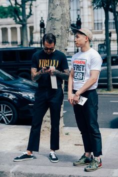 paris ss17 day2 08 Toni Mahfud, Look Grunge, Most Stylish Men, Mode Tips, Paris Fashion Week Street Style, Best Mens Fashion, Men Street, Streetwear Men Outfits, Mens Style