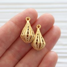 Filigree charms, chandelier earrings dangle, filigree earrings findings, gold filigree charms, necklace charms, filigree teardrop charms L: 24 mm W: 12 mm Please choose the quantity you want! Also available in silver. More charms and beads? Please click the link below: https://www.etsy.com/shop/EastVillageSupply/items?ref=l2-shopheader-name&section_id=18473488 Would you like to see more filigree findings? https://www.etsy.com/shop/EastVillageSupply?ref=l2-shopheader-name&search_query=fil Necklace Charms, Charms Necklace, Filigree Earrings, Gold Filigree, Earring Findings, Earrings Dangle, Chandelier Earrings, Charm Necklace, Dangle Drop Earrings