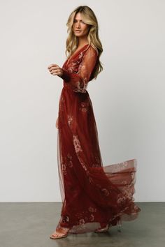 Looking for a perfect long sleeve maxi dress? This is it! Our Layla Tulle Maxi Dress is stunning in rust Floral. You'll wear it again and again! Mother Of The Bride Dresses Vintage, Diy Maxi Dress, Abstract Floral Design, Tulle Maxi Dress, Tulle Material, Baltic Born, Rust Dress, Dress Dusty, Chiffon Material