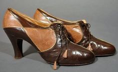 Beautiful diamond patterned leather pumps, WW II era. Art Deco Shoes, Antique Shoes, 1930s Shoes, Vintage Ferragamo, Style Année 20, Brown Brogues, 1930's Fashion