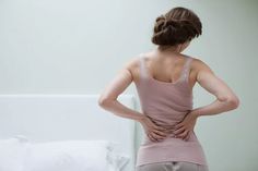 Pulled muscles typically get better with ice, but other injuries respond better to heat. Learn about when to use heat or ice. Mid Back Pain, Bolesti Chrbta, Causes Of Back Pain, Back Pain Remedies, Vitamin D Deficiency, Tight Hips, Muscle Spasms, Yin Yoga, Hip Flexor