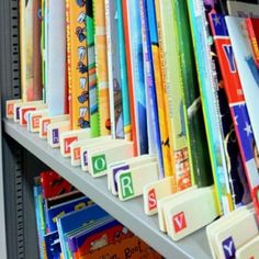 an image of a book shelf with books on it and the caption'divide box using paint stirrers '