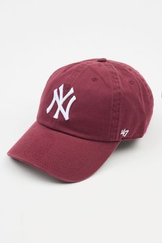 No bad hair days here! Finish off your OOTD with the 47 Brand Clean up Cap now available at Garage! Sport the iconic NY logo with all your most 'gram-worthy looks. - Garment Washed Cotton - Unstructured, relaxed fit - Curved bill - Embroidered front logo - Adjustable pull-through back fabric strap - Imported Cute Hats Women, Burgundy Baseball Hat Outfit, Cool Hats Women, Trending Hats For Women, Ball Cap Aesthetic, Red Baseball Cap Outfit, Burgundy Hat Outfit, 0 Aesthetic, Ny Baseball Cap