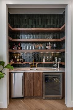 Incorporate the modern coffee experience into your daily with these sleek bar ideas tailored to your coffee space. Entertaining Area Indoor, Basement Bar Aesthetic, Wet Bar With Full Size Fridge, Small Man Cave Ideas, Bar Nook, Basement Decoration, Home Bar Rooms, Bar Sala, Home Bar Designs