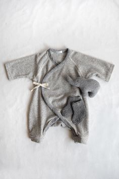 Perfect gift to celebrate the birth of a newborn baby. This unisex baby gift set by Makie includes a kimono onesie, a rattle & socks all handmade in Japan. Kimono Onesie, Japanese Baby, Baby Kimono, Unisex Baby Gifts, Newborn Onesies, Best Baby Shower Gifts, Baby Jumpsuit, Newborn Outfit, Kimono Style