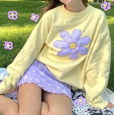 Cute Crew Neck, Streetwear Cute, 90s Aesthetics, Y2k Sweatshirt, Yellow Tops, Looks Pinterest, Flower Sweatshirt, Oversized Streetwear, Women Y2k