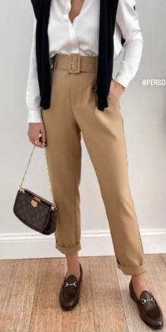 Interior Designer Outfits Woman, Effortless Office Outfits, Beige Slacks Outfit, Look Casual Chique, Khaki Pants Outfit Women Work, Outfits For Work Casual Office Wear, Stylish Business Outfits, Look Office, Office Casual Outfit