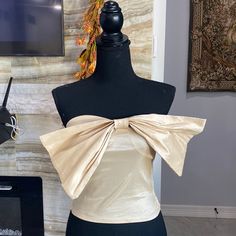 Blue Blush Tan Xs Bow Tube Top. With Ruching In The Back. Never Been Worn. Elegant Beige Bandeau Top, Beige Strapless Top For Night Out, Beige Strapless Top For Party, Chic Strapless Tops With Bow, Bow Tube Top, Green Corset, Purple Crop Top, Satin Crop Top, Black Cropped Tank