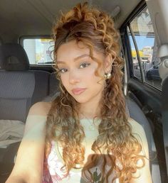 Gala Hairstyle Curly Hair, Prom Hair Bangs, Vintage Long Hairstyles, Vintage Curly Hairstyles, Κούρεμα Bob, Curly Hair Inspo, Blonde Curly Hair, Cute Curly Hairstyles