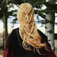 So beautiful! This braid is called an arrow head braid by @braidsbunsandbeauty ✨ Viking Hair, Ombré Hair, Easy Braids, Braided Hairstyles Easy, Hair Art, Hair Dos, Pretty Hairstyles, Hair Goals, Cute Hairstyles