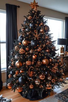 Black And Orange Christmas Tree, Copper And White Christmas Tree, Brown And Black Christmas Decor, Modern Luxury Christmas Decor, Dark And Moody Christmas, Traditional Christmas Tree Decor Ideas, Black And Red Christmas Tree, Black Christmas Tree Ideas