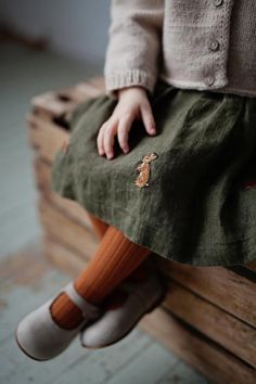 Green Linen Skirt, Portret Feminin, Kids Linen, Baby Mode, Skirt Linen, Clothes For Kids, Trik Fotografi, Baby Outfits