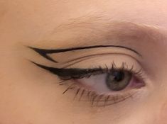 Easy Graphic Eyeliner Hooded Eyes, Black Eyeliner Ideas, Eyeliner Grafico, Simple Graphic Liner, Cute Eyeliner, Drawing Eyeliner, Sharp Liner, Makeup Ojos, Funky Makeup