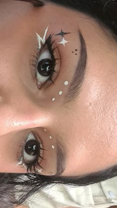 Ways To Use White Eyeliner, Eye Makeup Crazy, Simple Liner Makeup, Fairy Graphic Liner, Graphic Eyeliner Star, Rave Eyeliner Looks, Graphic Liner With Gems, Cool Eyeliner Makeup, Glitter Graphic Liner