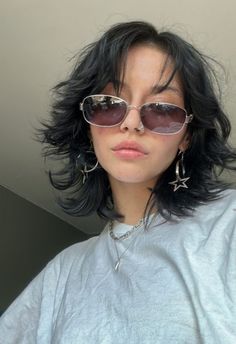 Short Haircuts For Women Heart Shaped Face, 90s Choppy Bob, Heavily Layered Short Hair, Shaggy Haircuts Short Messy Bob, Short Choppy Wavy Hair, Aesthetic Mid Length Hair, Shaggy Short Hair No Bangs, Shaggy 90s Bob, Hair Cuts Short With Bangs