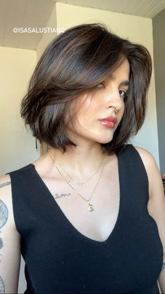 Hair Color For Short Black Hair, Rounded Bob Haircut For Fine Hair, Short Hair Full Face, Mikado Haircut, Side Part Short Hair, Classic French Bob, 90s Short Bob, Layered Bob Cut, Bob For Thick Hair