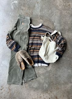 Fall fashion for men and women with vintage carhartt pants. Carhartt Outfit Woman, Carhartt Pants Outfit, Carhartt Women's Outfit, Carhartt Outfits, Carhartt Pants Women's, Fall Fashion For Men, Carhartt Outfit, Vintage Carhartt Pants, Fall Aesthetic Outfit