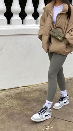 Trendy Outfits For Winter Fashion, Cool Sneaker Outfits, Styling White Tennis Shoes, United Kingdom Outfit Ideas, Female Sneakerhead Outfits, Winter Outfits 2023 Street Style, Fall Winter 2022 2023 Trends Women, Seattle Weather Outfits, Comfortable Outfits For Work