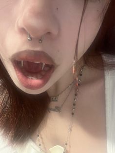 Piercing Needles Aesthetic, Kitten Fangs Piercing, Smiley Fangs Piercing, Kitty Bites Piercing, Smiley Piercing Fangs, Snake Bites Piercing Aesthetic, Aesthetic Piercings Face, Angel Fangs Piercing