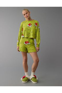 Allover Grinch print/Long-sleeve shirt + elastic shorts Grinch Inspired Outfit, Grinch Plush, Grinch Pajamas, White Jeans Men, Athletic Fit Jeans, Dream Jeans, Elastic Shorts, Jean Trends, Curvy Jeans