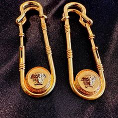 Brand New Versace Pre Fall 2019 Medusa Safety Pin/Earrings. Condition Excellent. Worn By Gigi Hadid On The Fashion Show, These Clip Brass Earrings Are A True Must Have For Any Versace Lover. This Iconic House Symbol Is So Intrinsically Versace-Bold And Rebellious. All Versace Jewellery Products Are Lead And Nickel Free. All Materials Are Hypoallergenic. Measures : 7,5 Cm X 2,2 Cm Versace Hair Pin, Versace Safety Pin, Versace Medusa Earrings, Versace Accessories Jewelry, Versace Pendant Gold, Versace Jewelry, Versace Gold, Safety Pin Earrings, Gigi Hadid